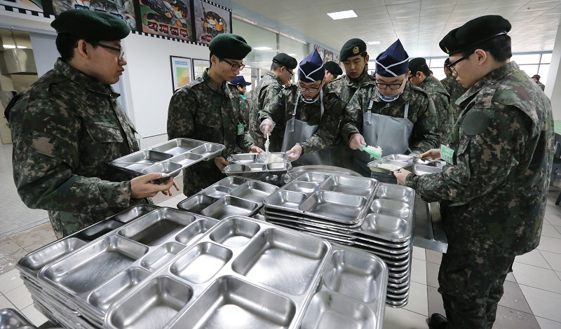 경기도 파주시 육군 28사단 신병교육대대 병영식당에서 훈련병들이 배식하는 모습.(사진=저작권자(c) 연합뉴스, 무단 전재-재배포 금지)