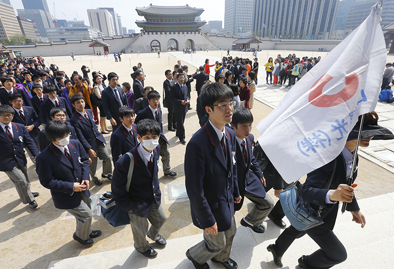 한국으로 수학여행을 왔던 일본 지벤학원재단 소속 나라현과 와카야마현의 고등학생들이 경복궁을 관람하고 있다. (사진=저작권자(c) 연합뉴스, 무단 전재-재배포 금지)