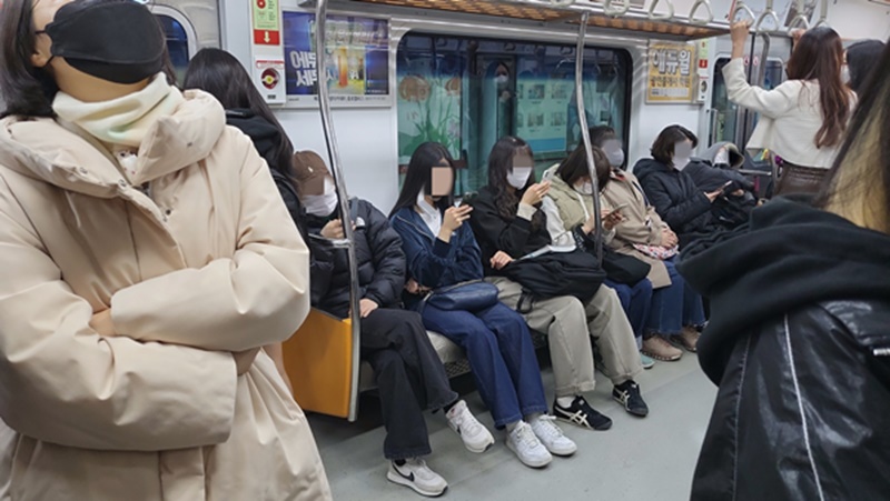 20일 오전, 승객들 대부분이 마스크를 착용하고 있다.