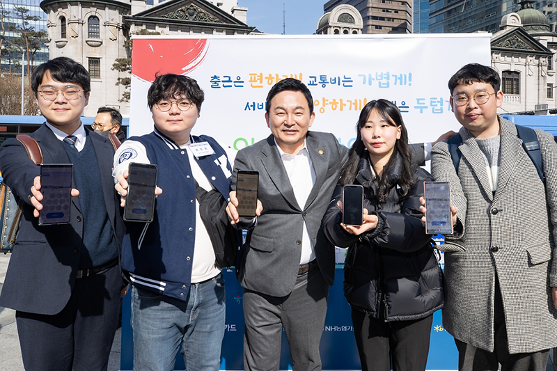 지난달 22일 서울 명동에서 원희룡 국토부 장관과 청년들이 알뜰교통카드 모바일 앱을 선보이고 있다.(사진=국토교통부)