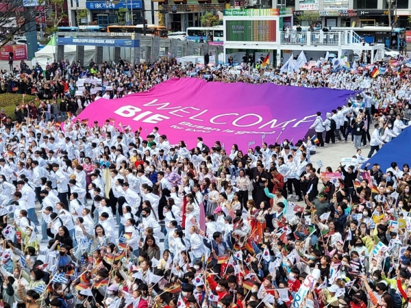 4일 오전 부산역 야외 광장에서 국제박람회기구(BIE) 실사단 환영 행사가 열리고 있다.(사진=저작권자(c) 뉴스1, 무단 전재-재배포 금지)