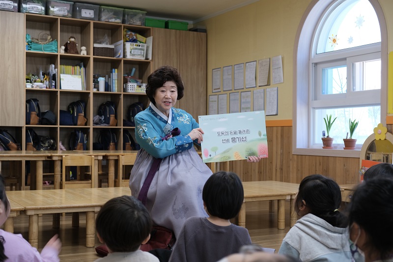 문화체육관광부와 한국국학진흥원이 함께하는 아름다운 이야기 할머니 사업의 활동모습.(사진=정책기자단)