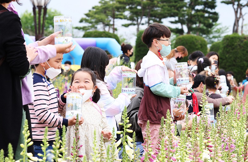 지난해 함평나비축제에 참가한 어린이들이 나비 날리기 체험을 하고 있는 모습.(사진=함평군)