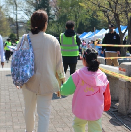축제장에 어린이와 노약자 동반 시 항상 보호자와 함께 하길 권고하고 있다.