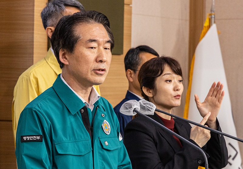 김성호 행정안전부 재난안전본부장이 17일 오전 서울 종로구 정부청사별관 기자회견장에서 대한민국 안전대전환 전국 시설물 집중점검 관련 브리핑을 하고 있다. (사진=저작권자(c) 연합뉴스, 무단 전재-재배포 금지)