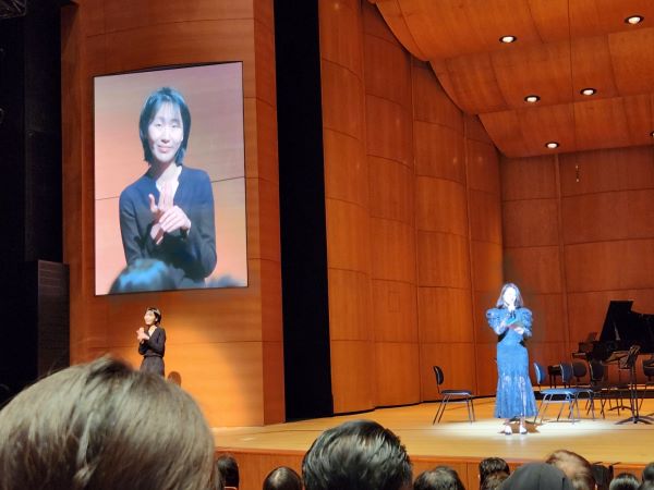 사회를 맡은 아나운서 문지애가 말할 때마다 실시간으로 수어통역이 이루어지고 있다.