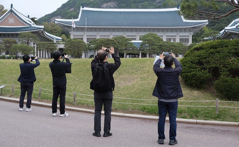 본관 사진을 찍고 있는 관람객들