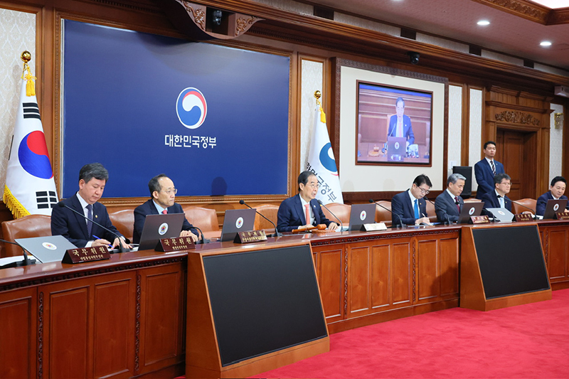 한덕수 국무총리가 24일 정부서울청사에서 열린 국무회의를 주재하고 있다.(사진=국무조정실)