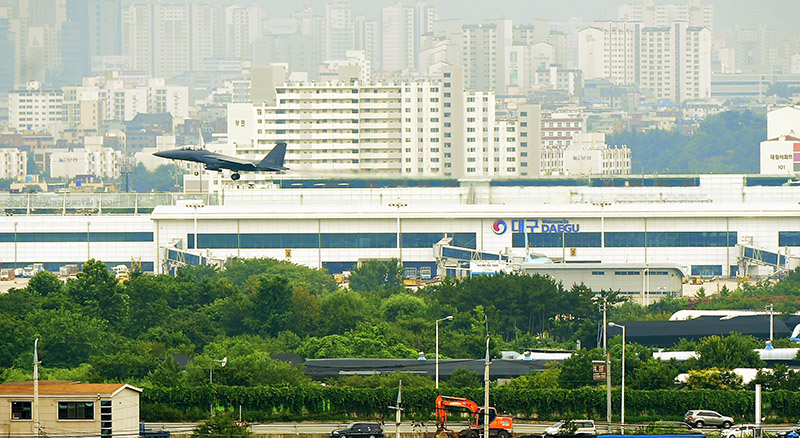 대구공항으로 전투기가 비행하고 있다.(사진=저작권자(c) 연합뉴스, 무단 전재-재배포 금지)