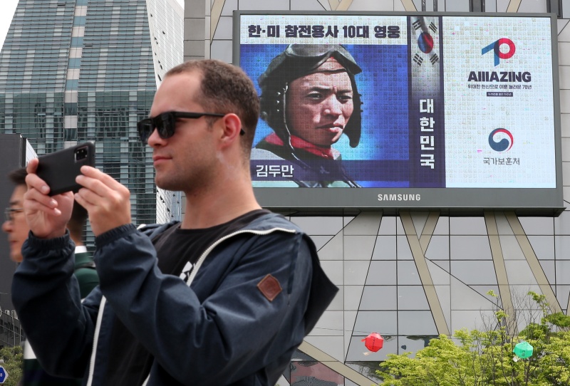 24일 오전 서울 중구 프레스센터 전광판에 ‘한미동맹 70주년’ 한국전쟁 참전 용사 헌정 영상이 송출되고 있다. 대통령실은 한미동맹 70주년과 윤석열 대통령 방미 일정에 맞춰 한국전쟁 참전 용사들에게 존경과 감사의 뜻을 담은 헌정 영상을 방미 일정에 맞춰 국내에서도 상영한다고 밝혔다.(사진=저작권자(c) 뉴스1, 무단 전재-재배포 금지)