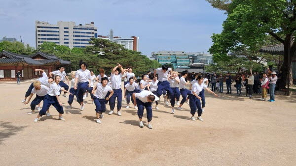 신산한 세월을 겪은 창경궁에 젊은이들의 고뇌어린 시선과 동작들이 어우러졌다.