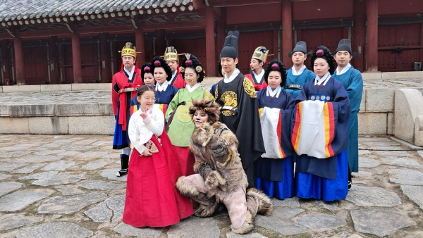 공연을 마치고 배우들이 시민들과 함께 사진촬영을 하고 있다.