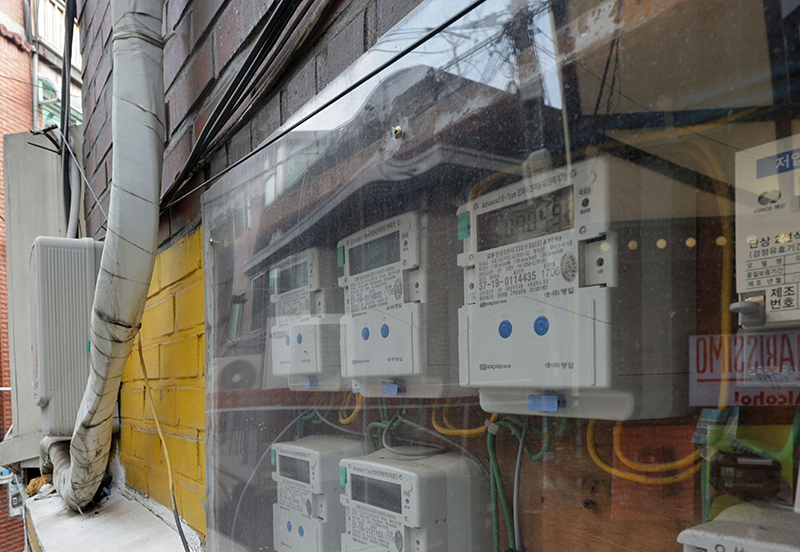 서울 시내 한 건물에 전기 계량기가 나란히 설치돼 있다. (사진=저작권자(c) 연합뉴스, 무단 전재-재배포 금지)