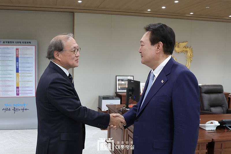 윤석열 대통령이 5월3일 서울 용산 대통령실에서 아키바 다케오 일본 국가안전보장국장을 접견하며 악수하고 있다.(대통령실 제공)