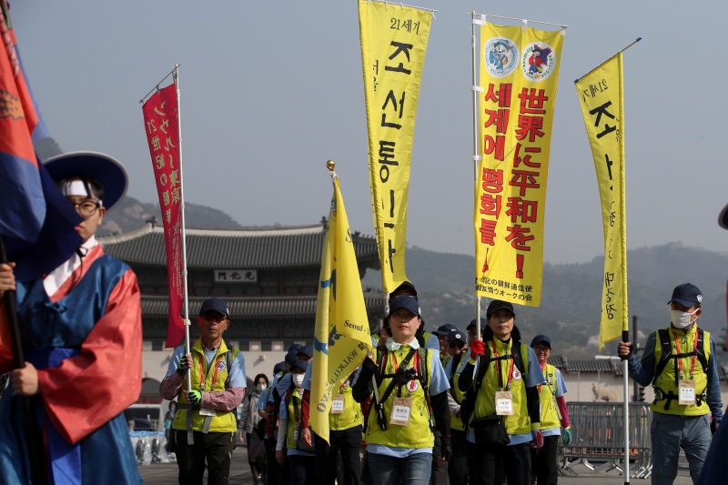 제9차 한일우정걷기에서 참가자들이 발걸음을 옮기고 있다. 사단법인 한국체육진흥회(한국걷기연맹)와 일본걷기협회는 옛 조선통신사 사신들의 발길을 따라 이날 광화문을 출발해 오는 5월 23일 일본 도쿄 히비야 공원에서 행사를 마무리한다.(사진=저작권자(c) 뉴스1, 무단 전재-재배포 금지)