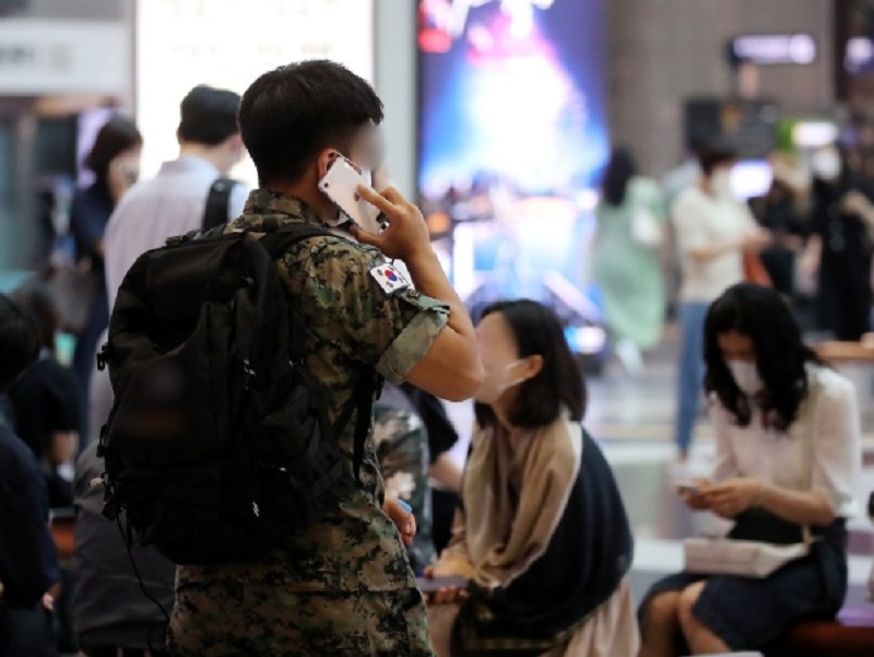 서울 용산역에서 한 군인이 휴대전화를 사용하고 있다. (사진=저작권자(c) 뉴스1, 무단 전재-재배포 금지)