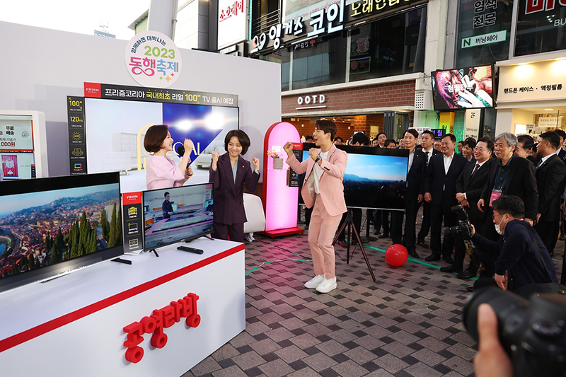 이영 중기부 장관이 지난 9일 대전 중구 으느정이 스카이로드에서 열린 ‘2023 대한민국 동행축제’ 개막 행사에 앞서 라이브방송에 참여하고 있다.(사진=문화체육관광부 국민소통실)