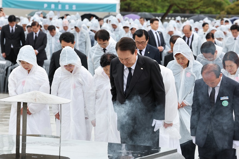 윤석열 대통령이 18일 광주 북구 국립5·18민주묘지에서 열린 제43주년 5·18민주화운동 기념식에서 헌화 및 분향한 뒤 묵념하고 있다.(사진=저작권자(c) 연합뉴스, 무단 전재-재배포 금지)