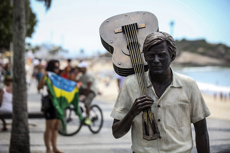 브라질 리우데자네이루 이파네마 해변에 있는 브라질 작곡가 안토니오 카를로스 조빔의 동상 (사진=저작권자(c) EPA/연합뉴스, 무단 전재-재배포 금지)