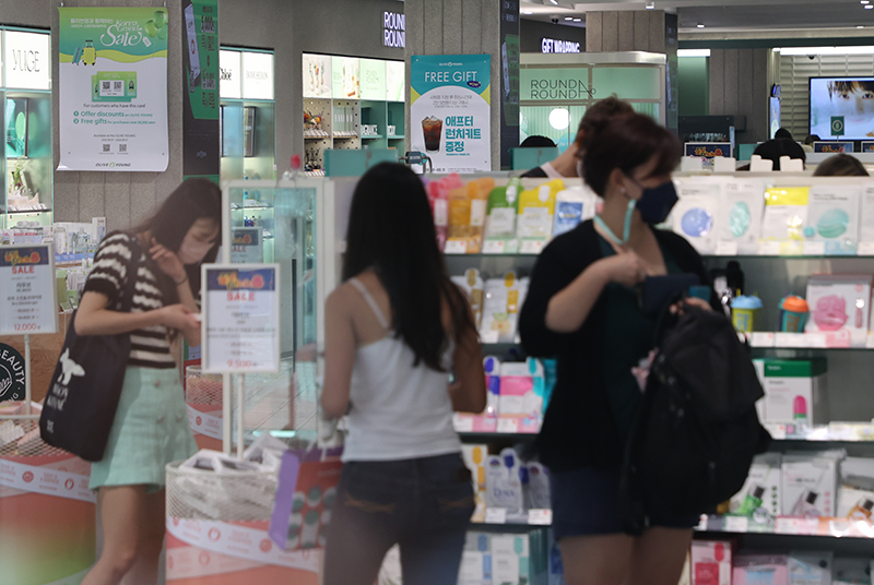 서울 명동거리에서 외국인 관광객들이 쇼핑을 즐기고 있다. (사진=저작권자(c) 연합뉴스, 무단 전재-재배포 금지)