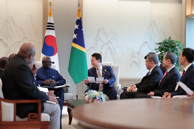 On the 29th, President Yoon Seok-yeol held a Korea-Pacific Islands Summit with Solomon Islands Prime Minister Manash Sogabarre. (Source: the Presidential Office)