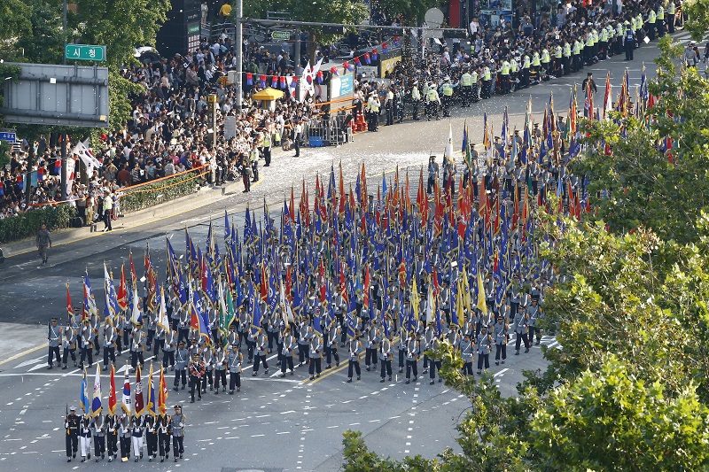 2013년 10월 1일 건군 제65주년 국군의날을 맞아 서울 도심에서 열린 대규모 시가행진에서 군악대와 기수대가 행진하고 있는 모습.(사진=저작권자(c)연합뉴스, 무단 전재-재배포 금지)