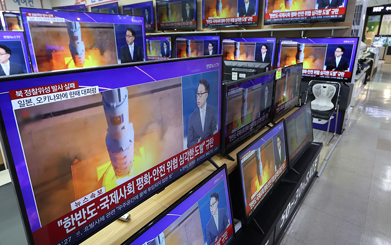 지난달 31일 용산 전자상가에 북한 우주발사체 발사 소식이 전해지고 있다. (사진=저작권자(c) 연합뉴스, 무단 전재-재배포 금지)