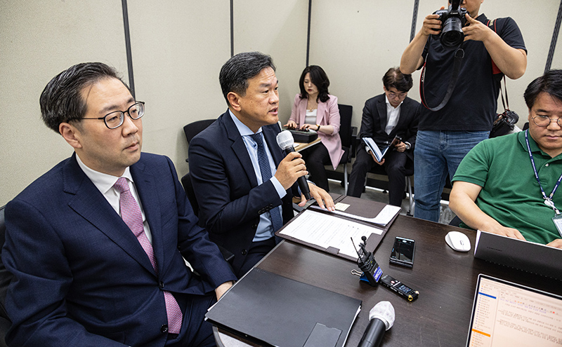 이준일 외교부 북핵기획단장과 최현석 경찰청 사이버수사국장(오른쪽)이 2일 서울 종로구 외교부에서 북한 정찰총국 산하 해커 조직 ‘김수키’를 독자 대북 제재 명단에 올린 것과 관련한 브리핑을 하고 있다. (사진=저작권자(c) 연합뉴스, 무단 전재-재배포 금지)