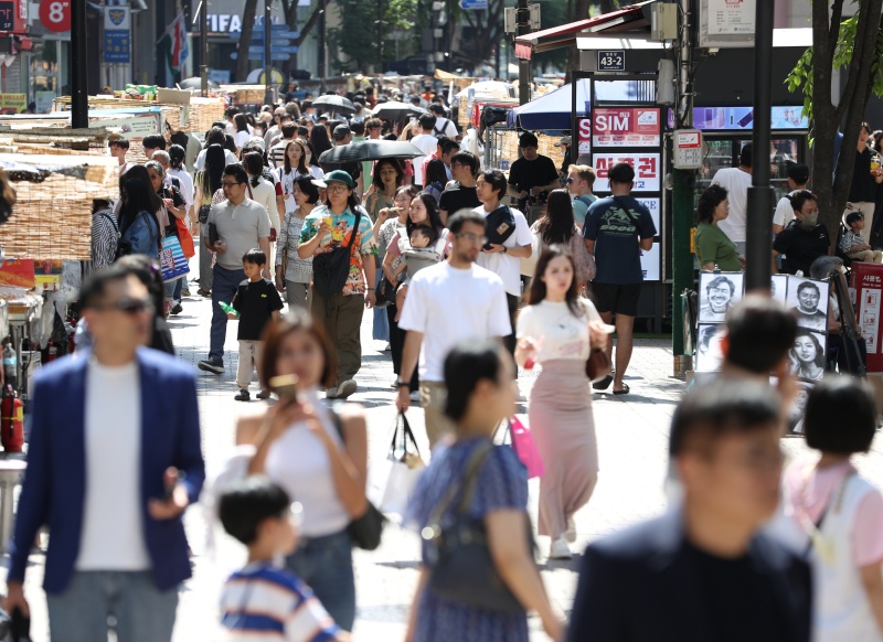 코로나19 방역조치가 대부분 해제된 첫 주말인 6월 4일 오후 서울 명동거리가 마스크를 쓰지 않은 시민들로 붐비고 있다.(사진=저작권자(c) 뉴스1, 무단 전재-재배포 금지)