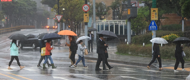 지난 5월4일 오전 제주에 호우특보가 내려진 가운데 우산을 든 시민들이 출근하고 있다.(사진=저작권자(c) 연합뉴스, 무단 전재-재배포 금지)