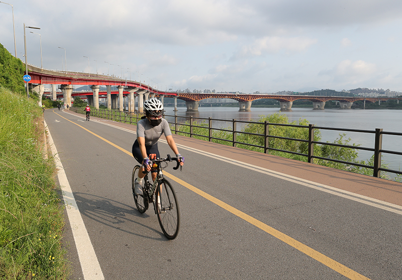 서울 한강 자전거길을 달리는 시민들 (사진=저작권자(c) 연합뉴스, 무단 전재-재배포 금지)