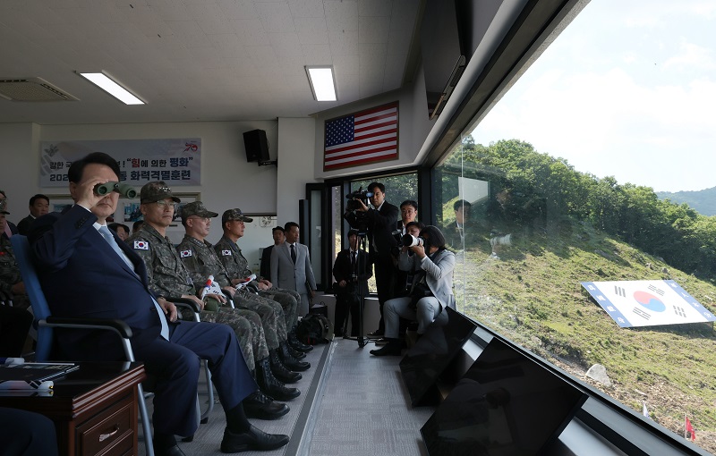 윤석열 대통령인 15일 경기 포천 승진훈련장에서 실시된 ‘2023 연합·합동 화력격멸훈련’에서 쌍안경으로 훈련 현장을 주시하고 있다.(사진=저작권자(c) 연합뉴스, 무단 전재-재배포 금지)