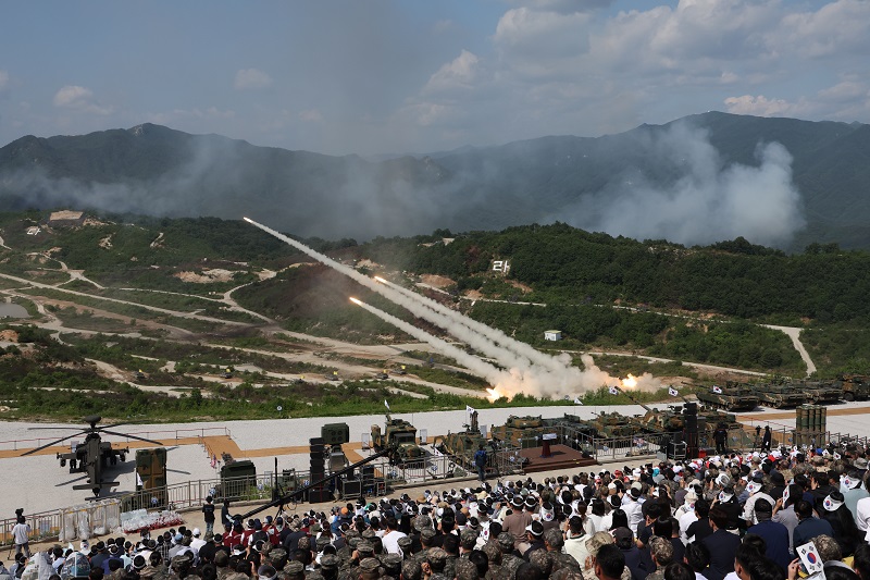 경기 포천 승진훈련장에서 실시된 ‘2023 연합·합동 화력격멸훈련’에서 동시통합사격으로 MLRS(M270, 다연장로켓)이 발사되고 있다.(사진=저작권자(c) 연합뉴스, 무단 전재-재배포 금지)