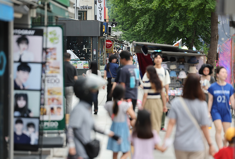 서울 용산구 이태원 1동에서 시민들이 오가는 모습 (사진=저작권자(c) 연합뉴스, 무단 전재-재배포 금지)