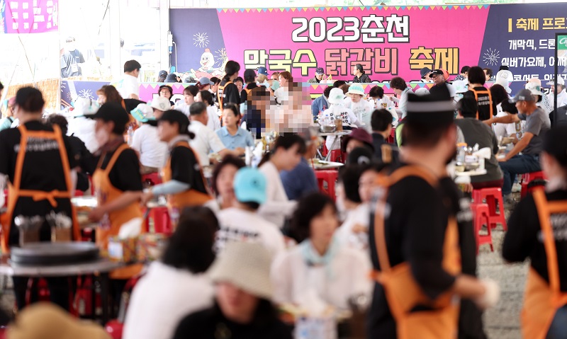 13일 강원 춘천시 삼악산 호수케이블카 임시주차장 일원에서 열린 2023 춘천 막국수닭갈비 축제가 방문객으로 붐비고 있다. (사진=저작권자(c) 연합뉴스, 무단 전재-재배포 금지)