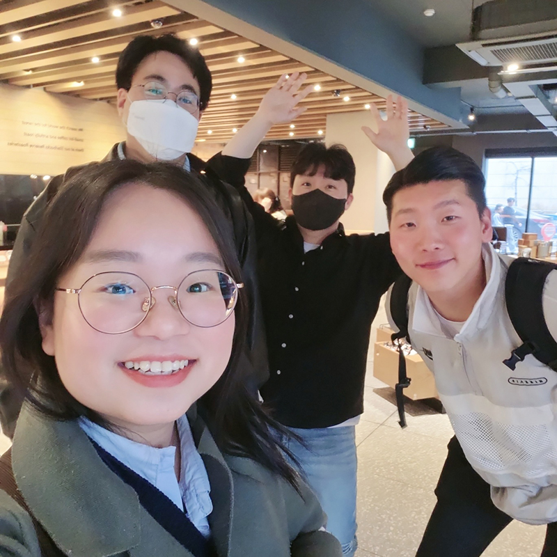 지난 4월 22일 대전 오피스회의실에서 사회복지분과 1차 회의를 진행한 뒤 최선아 단원이 분과 단원들과 함께 셀카를 찍고 있다.