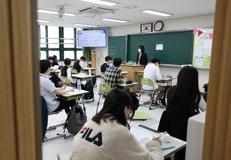 고등학교 학생들이 학교 내 생활수칙을 설명 듣고 수업을 받고 있다. (사진=문화체육관광부 국민소통실)