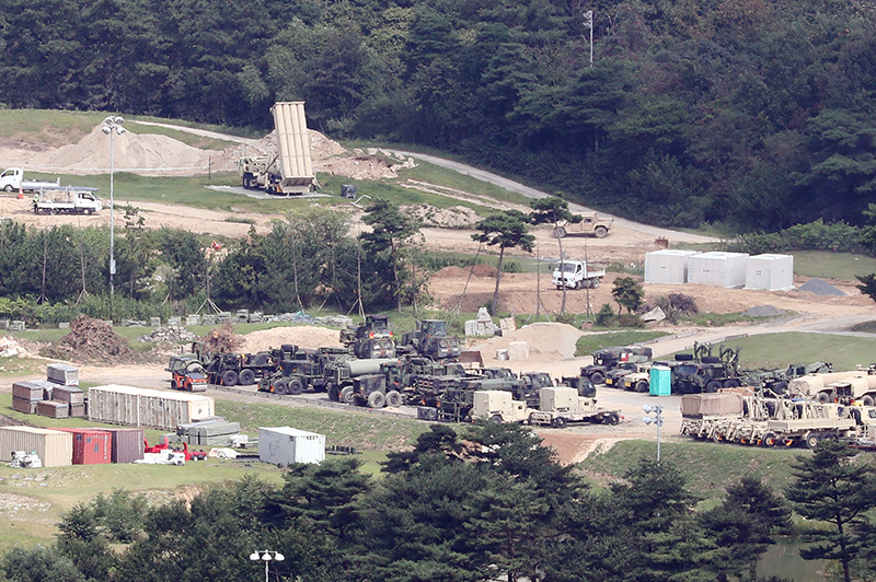 경북 성주군 주한미군 고고도 미사일방어체계(THAAD·사드) 기지에서 발사대가 하늘을 향하고 있다. (사진=저작권자(c) 연합뉴스, 무단 전재-재배포 금지)