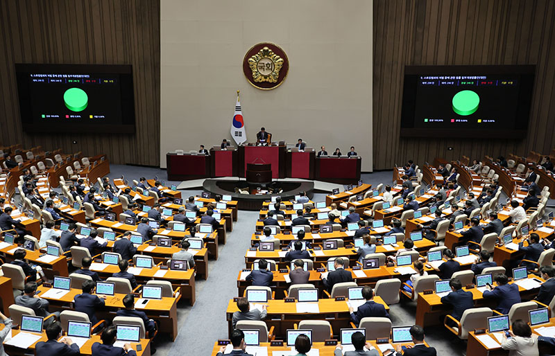 스토킹범죄의 처벌 등에 관한 법률 일부개정법률안이 21일 오후 국회에서 열린 본회에서 통과되고 있다. (사진=저작권자(c) 연합뉴스, 무단 전재-재배포 금지)