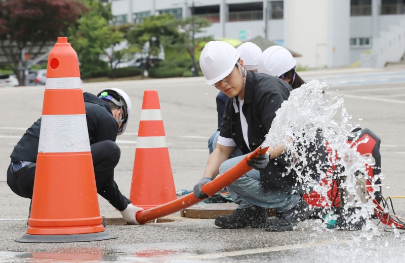 6월 20일 오전 경기 수원시 장안구 수원동합운동장에서 수원도시공사 직원들이 장마철 폭우 피해 예방을 위해 펌프 등 배수장비를 점검하고 있다.(사진=저작권자(c) 뉴스1, 무단 전재-재배포 금지)