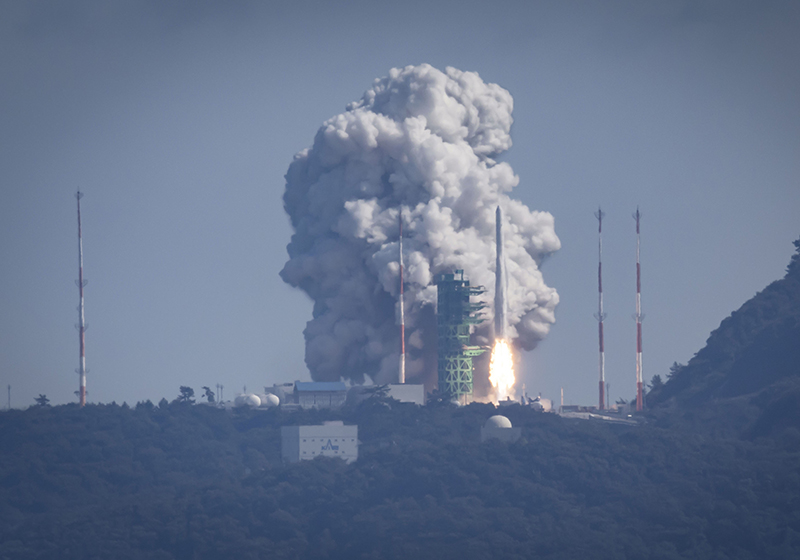 지난달 25일 국내 독자 기술로 개발된 한국형 발사체 누리호(KSLV-Ⅱ)가 전남 고흥군 나로우주센터에서 발사되고 있는 모습.(사진=저작권자(c) 연합뉴스, 무단 전재-재배포 금지)