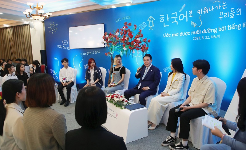 윤석열 대통령이 22일 하노이 국가대학교 별관에서 열린 베트남 한국어 학습자와 대화에서 학생들에게 격려의 말을 하고 있다.(사진=저작권자(c) 연합뉴스, 무단 전재-재배포 금지)