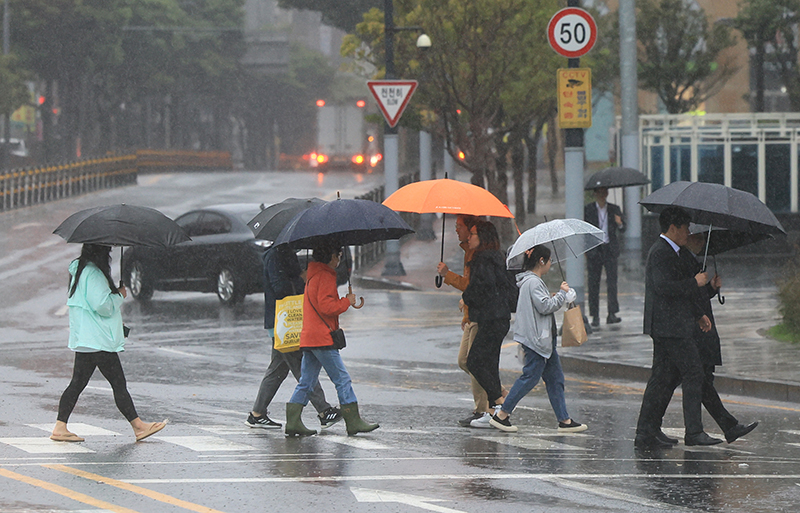 우산을 든 시민들이 출근하고 있다. (사진=저작권자(c) 연합뉴스, 무단 전재-재배포 금지)