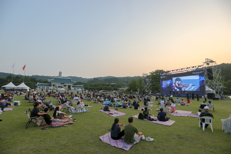 24일 오후 서울 동작구 국립서울현충원 겨레얼마당에서 열린 국민과 함께하는 Amazing Cemetery 돗을 펴다 행사에서 시민들이 행사를 관람하고 있다.(사진=저작권자(c) 뉴스1, 국가보훈부 제공, 무단 전재-재배포 금지)