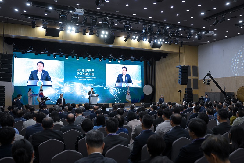 윤석열 대통령이 5일 서울 강남구 역삼동 한국과학기술회관에서 열린 제1회 세계 한인 과학기술인 대회 개회식에서 격려사를 하고 있다.(사진=저작권자(c) 연합뉴스, 무단 전재-재배포 금지)