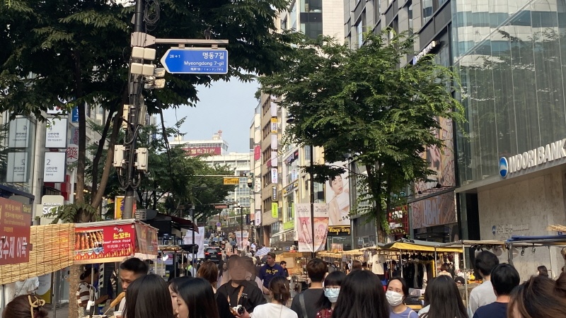 외국인 관광객이 돌아온 북적이는 명동 거리 모습.