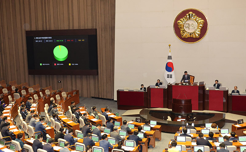 영아 살해·유기범도 일반 살인·유기범처럼 최대 사형에 처하도록 처벌을 강화하는 내용의 형법 개정안이 18일 국회 본회의에서 통과되고 있다. (사진=저작권자(c) 연합뉴스, 무단 전재-재배포 금지)