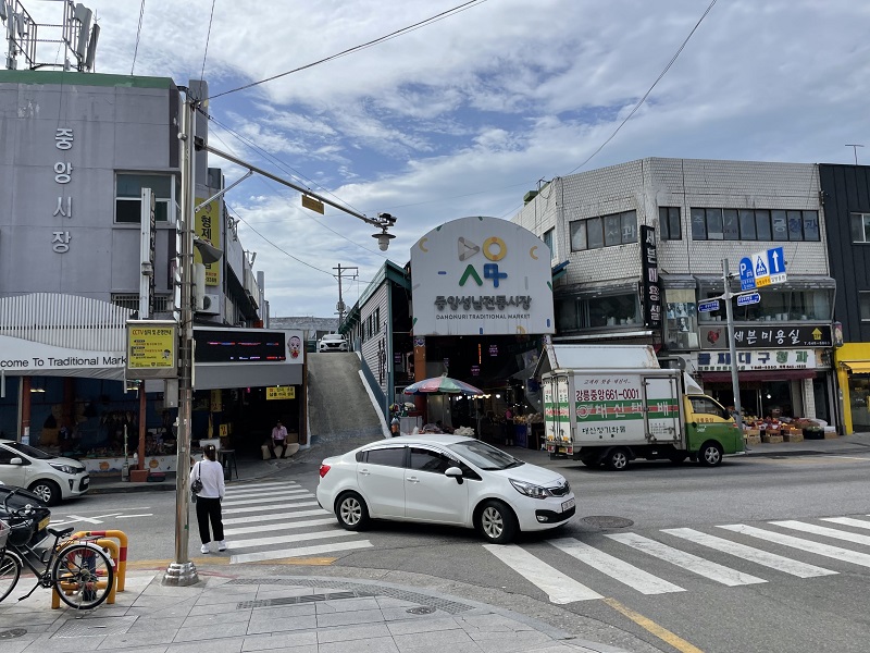 지난 7일 오전 찍은 강원도 강릉 성남중앙시장 초입의 모습.