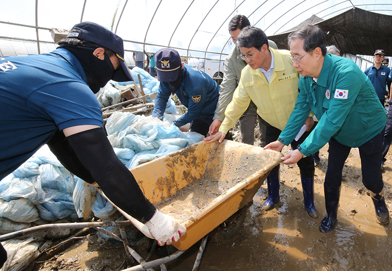 한덕수 국무총리가 19일 오전 집중호우로 인해 수해를 입어 특별재난지역으로 선포된 충남 청양군 청남면 인양리를 찾아 복구작업을 돕고 있다. (사진=저작권자(c) 연합뉴스, 무단 전재-재배포 금지)