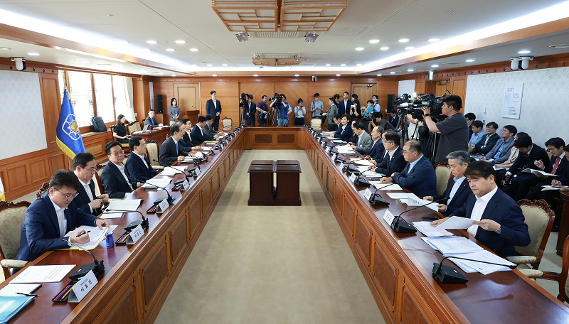 한덕수 국무총리가 20일 정부서울청사에서 열린 3차 국가첨단전략산업위원회를 주재하고 있다.(사진=저작권자(c) 연합뉴스, 무단 전재-재배포 금지)